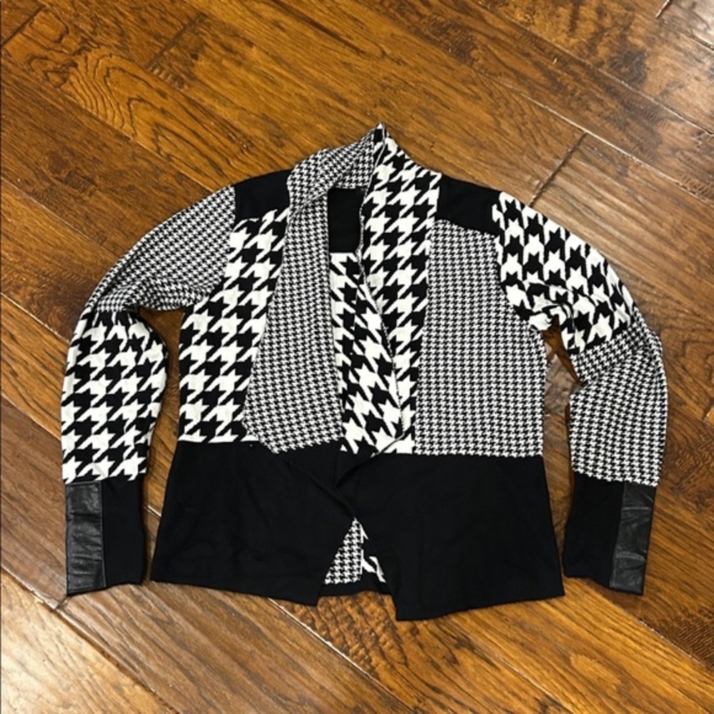 Rachael Zoe black and white patterned size medium sweater